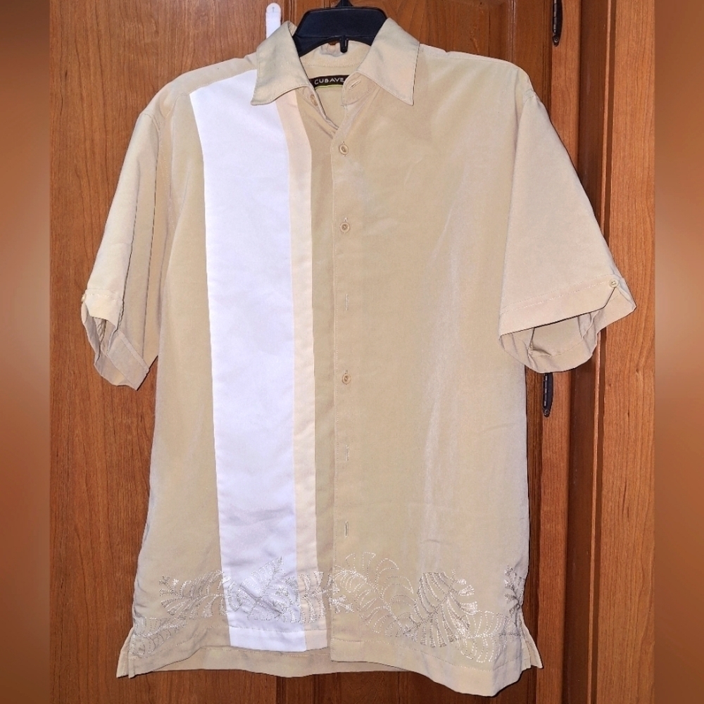 A Cubavera men's short sleeve button-down shirt in a size medium.